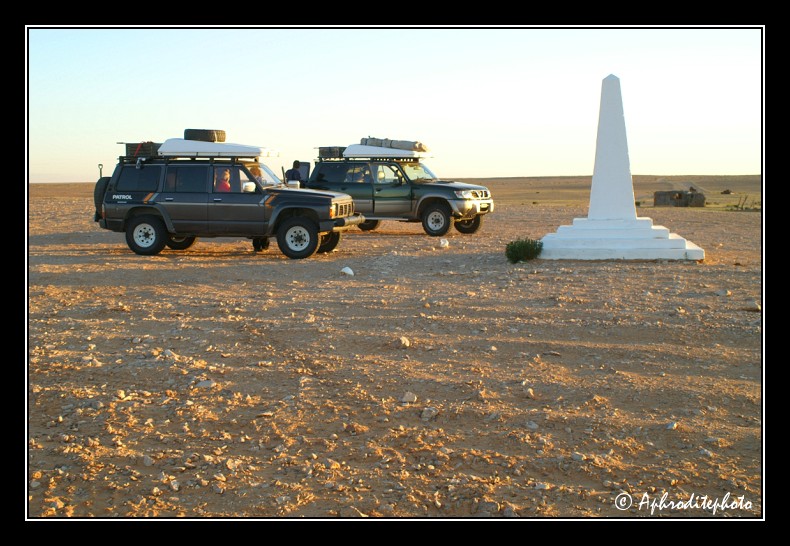 123 Arret devant la colonne du monument Leclerc a Ksar Ghilane